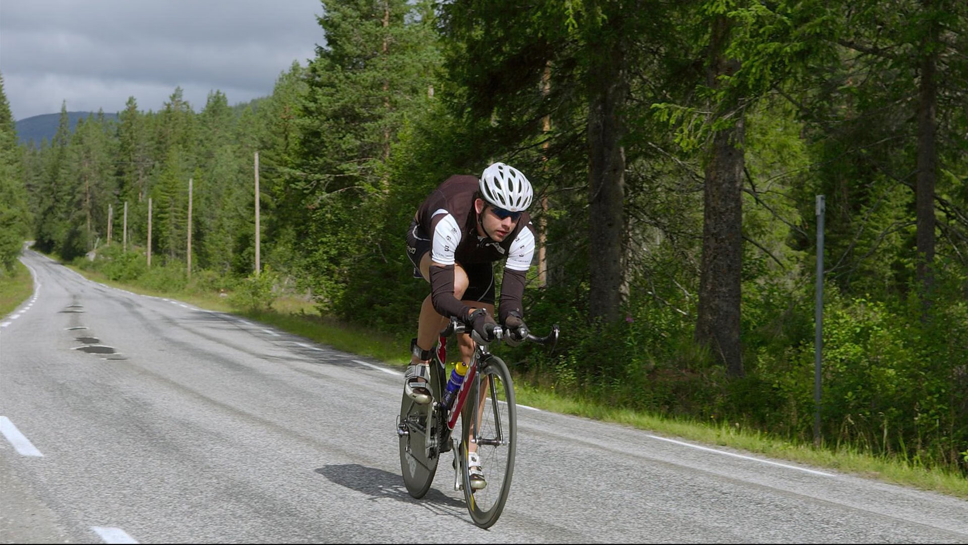 世界无人机足球锦标赛 首届落户迪拜 场下操作手与场上无人机配合默契