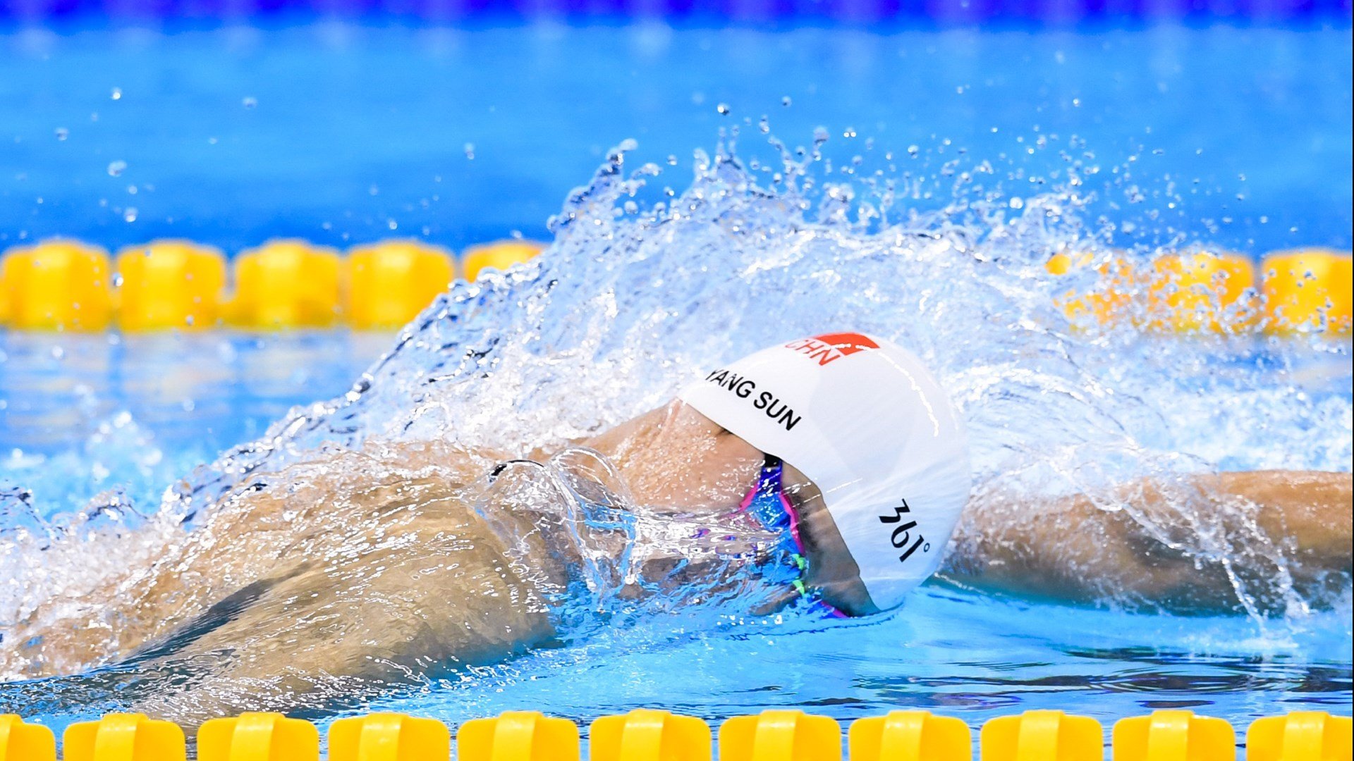 全场起立！这一幕太燃了，全场起立鼓掌表情包